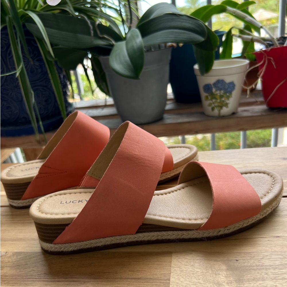 NWOT Lucky Brand Wyntor Wedge Sandal, coral